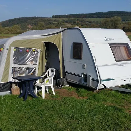 Gemuetlicher Wohnwagen In Der Natur