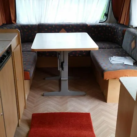 Gemuetlicher Wohnwagen In Der Natur