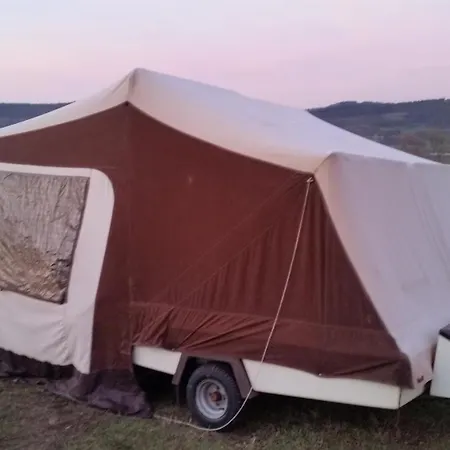 Gemütlicher Wohnwagen in der Natur