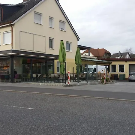 Gemütlicher Wohnwagen in der Natur