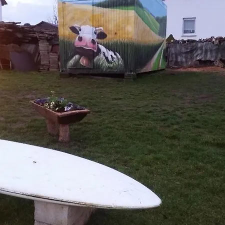 Gemuetlicher Wohnwagen In Der Natur